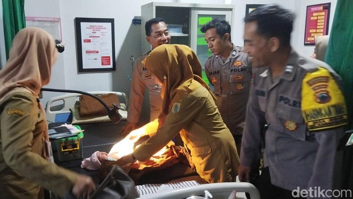 Bayi yang ditemukan di sungai Kecamatan Karanganom, Klaten dirawat di Puskesmas dan dirujuk ke RSD.