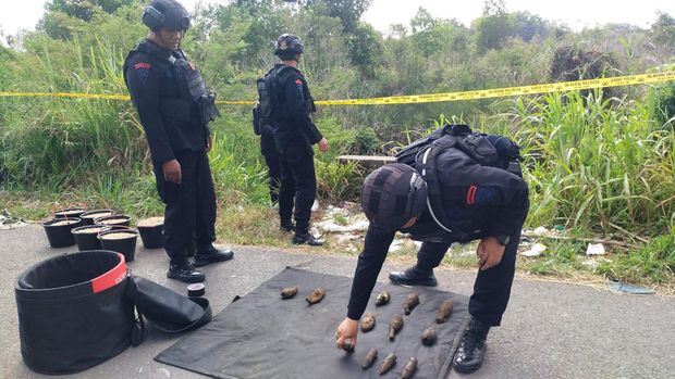 Tim Gegana Sat Brimob Polda Sumsel bersama personel Polres Ogan Ilir dan Polsek Indralaya, memusnahkan belasan mortir yang ditemukan warga di Jalan Lingkar Sarjana, Kelurahan Timbangan, Kecamatan Indralaya Utara.