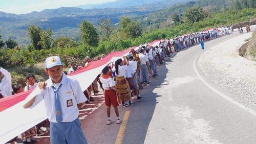 Bendera raksasa di perbatasan RI-Timor Leste.