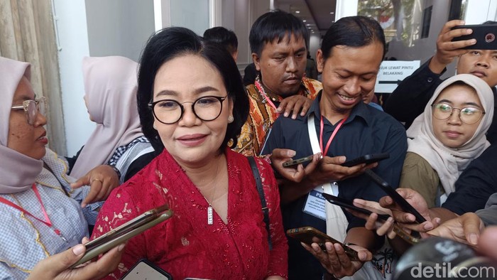 Bendum DPD PDIP Jateng Agustina Wilujeng saat diwawancara awak media di Gedung DPRD Kota Semarang, Jalan Pemuda, Rabu (14/7/2024).