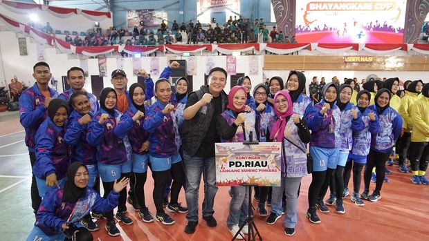 Tim utusan Pengurus Daerah Bhayangkari Riau menjadi runner up Turnamen Bhayangkari Cup Zona 1