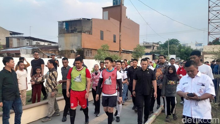 Bobby Nasution bermain bola dengan Kaesang Pangarep di Medan