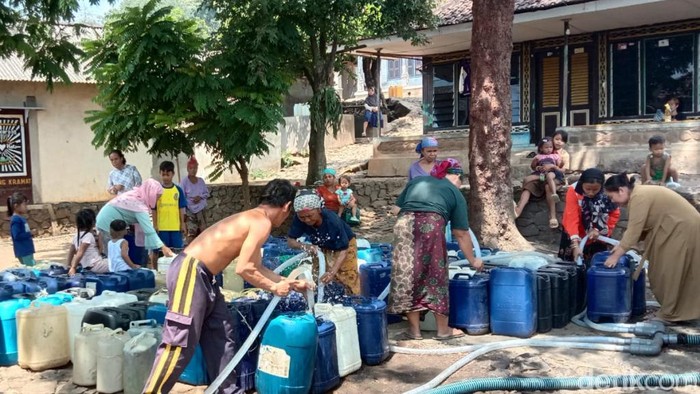 BPBD suplai air bersih di Pasuruan