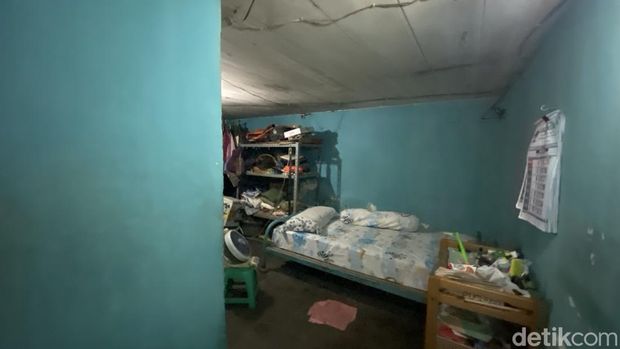 Bunker di Korps Cacad Veteran RI Surabaya yang masih dihuni salah satu anak veteran.