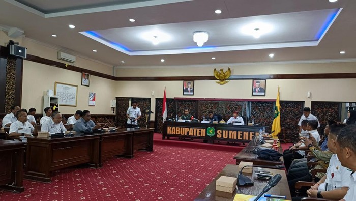 Bupati Fauzi saat menyusun Perbup Baru yang melindungi petani tembakau Sumenep