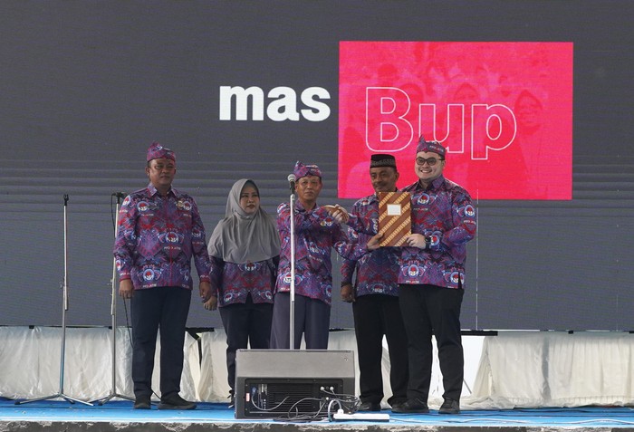 Bupati Kediri Hanindhito Himawan Pramana meminta semua perangkat yang tergabung dalam Persatuan Perangkat Desa Indonesia (PPDI) Kabupaten Kediri meningkatkan pelayanan dasar untuk masyarakat.