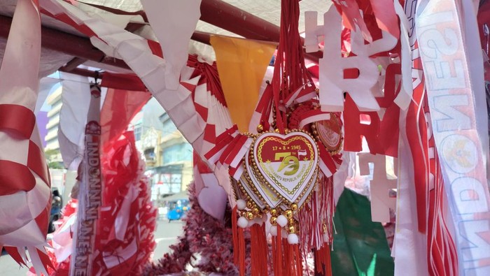 Menjelang peringatan 17 Agustus terlihat semakin banyak pedagang yang menjual aksesoris bertema HUT Indonesia di Pasar Asemka, Jakarta Barat, Selasa (13/8/2024).