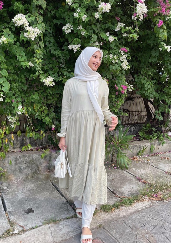 Tak hanya sekali, Intan mengaku sudah berulang kali mendapat KDRT dari suaminya itu. Dan tak hanya itu saja, suaminya pun beberapa kali kedapatan berselingkuh. Selama ini saya bertahan karna anak, ini bukan pertama kalinya saya mengalami KDRT, ada puluhan video lain yang saya simpan sebagai bukti, 5 tahun sudah berumah tangga, banyak nama wanita mewarnai rumah tangga saya, beberapa bahkan teman saya. Sudah berkali-kali saya maafkan, tapi tak pernah terbuka hatinya, ternyata benar, perselingkuhan dan KDRT tidak akan pernah berubah, maafkan saya jika selama ini menutup diri, membuat beberapa konten menyinggung, saya seorang diri tidak pernah membuka aib rumah tangga saya, saya jaga martabatnya, hari ini saya sudah tidak bisa menahan semua sendiri, tulis Intan dalam keterangan unggahannya. Foto: Instagram/@cut.intannabila