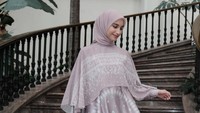 Banyak netizen yang mengecak aksi suami Intan, Armor Toreador, yang berani memukul istrinya yang belum lama melahirkan anak ketiga mereka. (Foto: Instagram/@cut.intannabila)