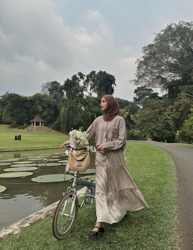 Paras cantik Intan pun tak kalah mencuri atensi. Beberapa menyebut kecantikannya mirip dengan artis Shireen Sungkar. Foto: Instagram/@cut.intannabila