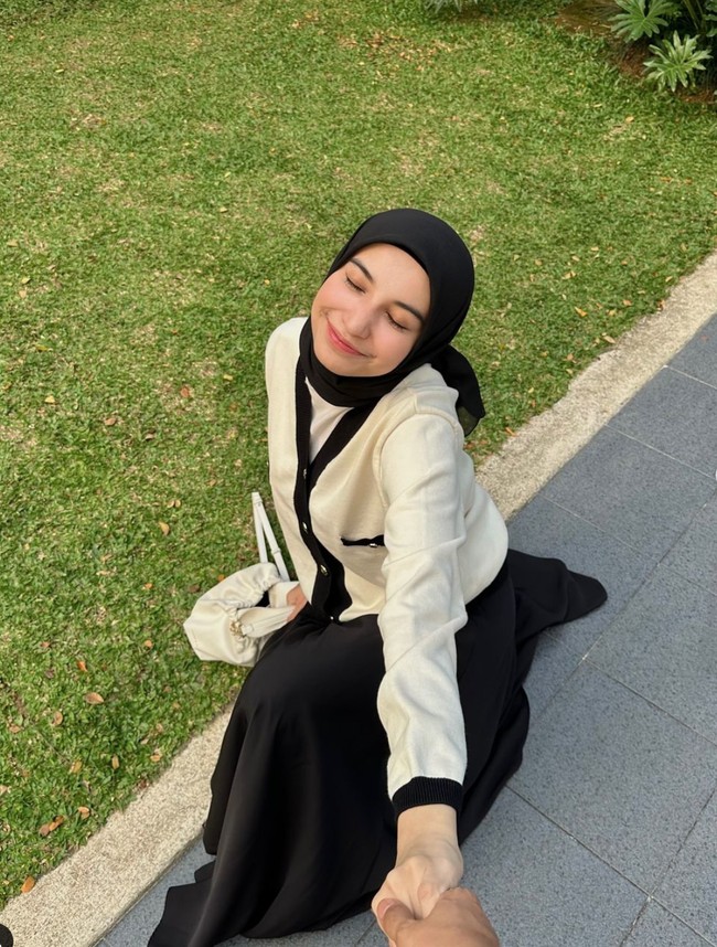 Sosok influencer cantik Cut Intan Nabila belakangan tengah jadi sorotan usai dirinya membongkar video KDRT yang dilakukan oleh suaminya. Video KDRT tersebut dengan cepat langsung viral dan mengundang beragam kecaman dari warganet. Foto: Instagram/@cut.intannabila