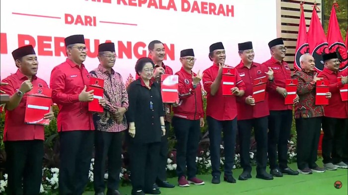 DPP PDIP menyerahkan rekomendasi ke Wali Kota Makassar Mohammad Ramdhan Danny Pomanto untuk maju pada Pilgub Sulawesi Selatan (Sulsel) 2024.