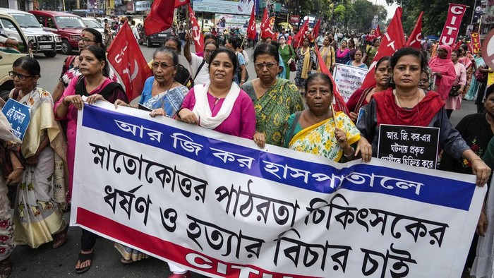 Following a murder of a 31 year old post-graduate trainee (PGT) doctor by rape and torture inside a government hospital, activists of different humanitarian and political organisations and medical professionals participate in a rally with posters and torches demanding adequate intervention of the ruling government and exemplary punishment of the culprits, in Kolkata, India, Tuesday, Aug. 13, 2024. Banner in Bangla reads, Civil society march of shame. (AP Photo/Bikas Das)