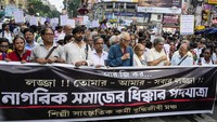 Korban ditemukan tewas di rumah sakit pemerintah, Kolkata dan hasil otopsi menunjukkan korban mengalami pelecehan seksual sebelum dibunuh. (AP Photo/Bikas Das)  