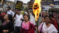 Para aktivis dari berbagai organisasi kemanusiaan dan politik serta profesional medis berpartisipasi dalam unjuk rasa di Kolkata, India, Selasa (13/8/2024). (AP Photo/Bikas Das)  