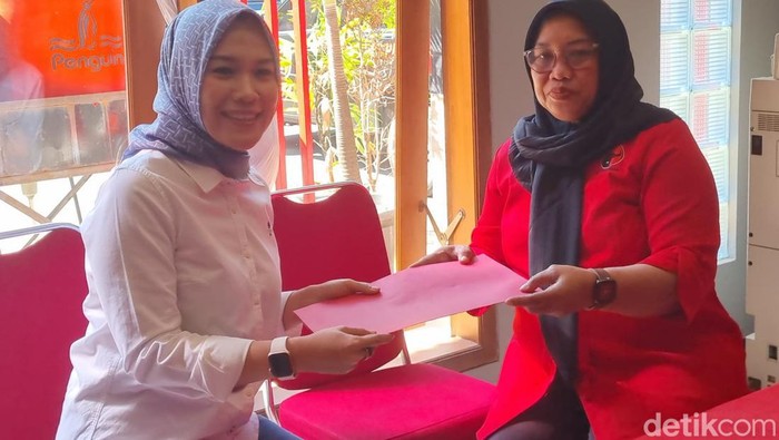 Dwi Fajar Nirwana menyerahkan surat pengunduran diri ke DPC PDI Perjuangan, Boyolali, Rabu (14/8/2024).