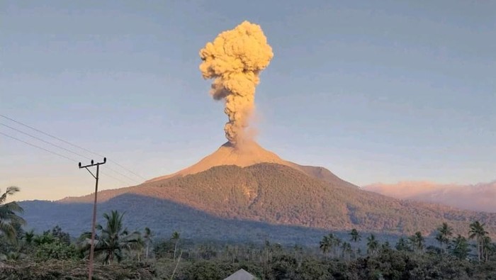 Erupsi Gunung Lewotobi Laki-laki di Flores Timur, Rabu (14/8/2024).