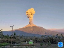 Erupsi Gunung Lewotobi, Wings Air Hentikan Sementara 10 Rute Penerbangan di NTT