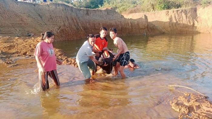 Evakuasi pria di Pangkep yang tewas tenggelam di area bekas tambang.
