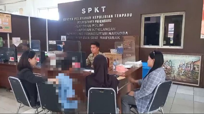 FA dan kuasa hukumnya lapor polisi lantaran anaknya trauma usai dianiaya sang guru sekolah.
