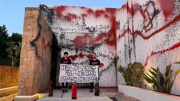 Foto aktivis di depan rumah Messi setelah melakukan vandalisme