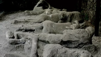 Ketika Gunung Vesuvius meletus, Pompeii berada tepat di jalurnya. Panas vulkanik dan abu memusnahkan kota Pompeii dan semua penduduknya. Namun, hal yang paling aneh adalah fakta bahwa orang-orang yang dibakar ke dalam posisi permean yang menangkap momen yang tepat dari kematian mereka tidak menyerah pada elemen-elemen dari waktu ke waktu. Foto: The Travel