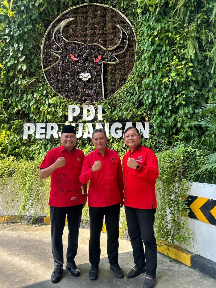 Foto bersama I Nyoman Sutjidra, Gede Supriatna, dan I Made Agus Mahayastra saat menghadiri pengumuman rekomendasi calon kepala daerah di DPP PDIP, Jakarta, Rabu (14/8/2024). (Dok. Gede Supriatna)
