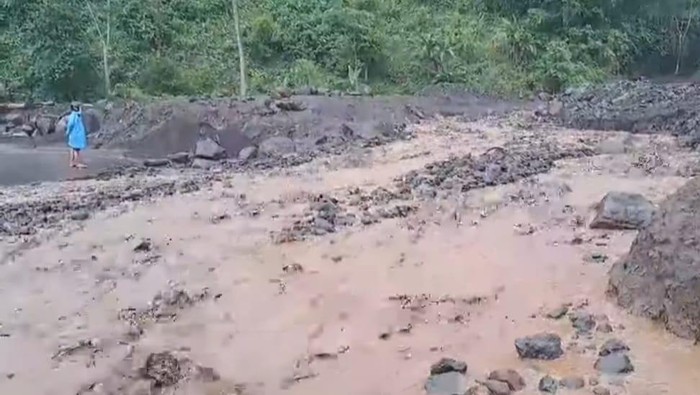 Gunung Api Karangetang di Kabupaten Kepulauan Siau Tagulandang Biaro (Sitaro), Sulawesi Utara (Sulut) kembali memuntahkan lahar dingin.