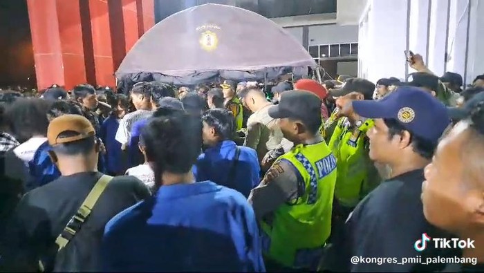 Hari ke-5 Kongres PMII ke-21 diwarnai aksi protes akibat jadwal yang molor.