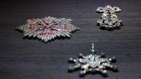 Polisi mengatakan sebagian besar perhiasan yang dicuri dari museum, yang menyimpan salah satu koleksi seni terbesar di Eropa, telah ditemukan kembali. Perhiasan yang masih hilang termasuk tanda pangkat yang dipasangi batu mulia yang dikenal sebagai Berlian Putih Dresden.