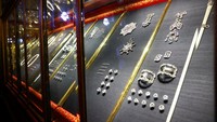 Pada bulan November 2019, pencuri mencuri perhiasan yang berisi lebih dari 4.300 berlian dengan perkiraan nilai lebih dari 113 juta euro ($124 juta), dari museum Gruenes Gewoelbe (Green Vault) di Dresden, di negara bagian Saxony di Jerman timur.