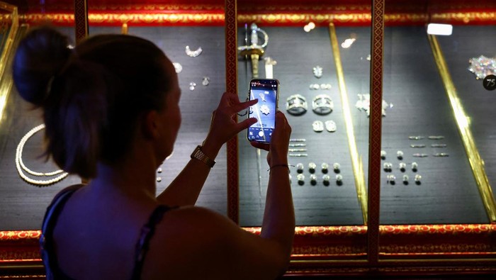 Items recovered from a jewel heist at Gruenes Gewoelbe (Green Vault) museum in 2019 with an estimated value of more than 113 million euros go back on display after their restoration, in Dresden, Germany, August 13, 2024. REUTERS/Nadja Wohlleben