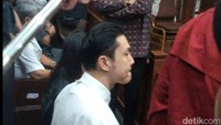 Sebelum masuk ruang sidang, petugas membantu melepaskan borgol di tangan Harvey Moeis dan rompi pink-nya sehingga ia masuk ke ruang sidang dengan mengenakan kemeja putih dan celana hitam. Foto: Ahsan/detikhot
