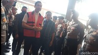 Pantauan detikcom, sejak pukul 10.00 WIB polisi sudah berjajar untuk menjaga Harvey Moeis yang akan memasuki ruang sidang. Tak lama berselang, pria berusia 38 tahun itu tiba di depan ruang sidang dengan mengenakan rompi berwarna pink. Foto: Ahsan/detikhot