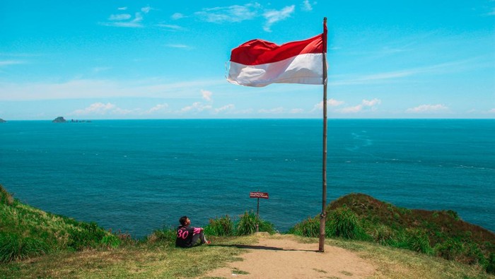 Ilustrasi bendera Merah Putih sedang berkibar