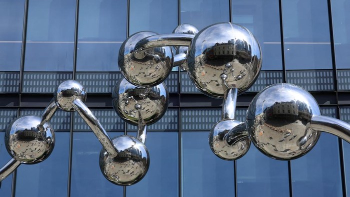 Instalasi Karya Seniman Jepang Yayoi Kusama Hiasi Jalanan London 'Infinite Accumulation', a sculpture by Japanese artist Yayoi Kusama, is displayed at Liverpool Street station in London, Britain, August 13, 2024. REUTERS/Mina Kim