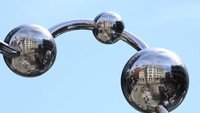 Untuk karya monumental yang spesifik lokasi ini, Kusama telah mengembangkan motif polkadot menjadi bentuk-bentuk terkait yang berinteraksi dengan dan mendefinisikan ruang publik di luar pintu masuk jalur Elizabeth baru ke stasiun Liverpool Street. Lengkungan berkelok-kelok yang dinamis ini dibuat secara intuitif oleh Kusama, dengan memutar kabel pada model asli untuk karya seni tersebut dengan tangan.  