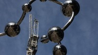 Sebuah instalasi seni bertajuk Infinite Accumulation karya seniman Jepang Yayoi Kusama dipajang di stasiun Liverpool Street di London, Inggris, Selasa (13/8/2024).  