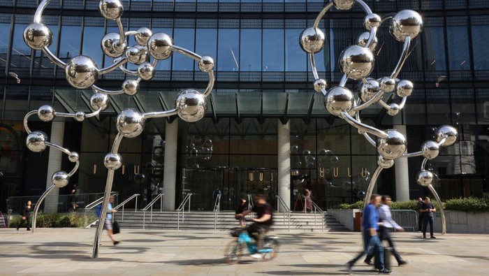 Instalasi Karya Seniman Jepang Yayoi Kusama Hiasi Jalanan London 'Infinite Accumulation', a sculpture by Japanese artist Yayoi Kusama, is displayed at Liverpool Street station in London, Britain, August 13, 2024. REUTERS/Mina Kim