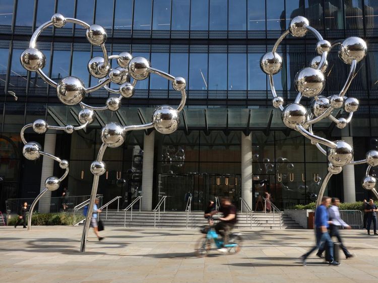 Instalasi Karya Seniman Jepang Yayoi Kusama Hiasi Jalanan London