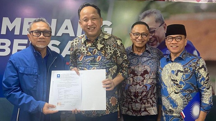 Ipong saat menerima rekom maju Pilbup Ponorogo dari PAN