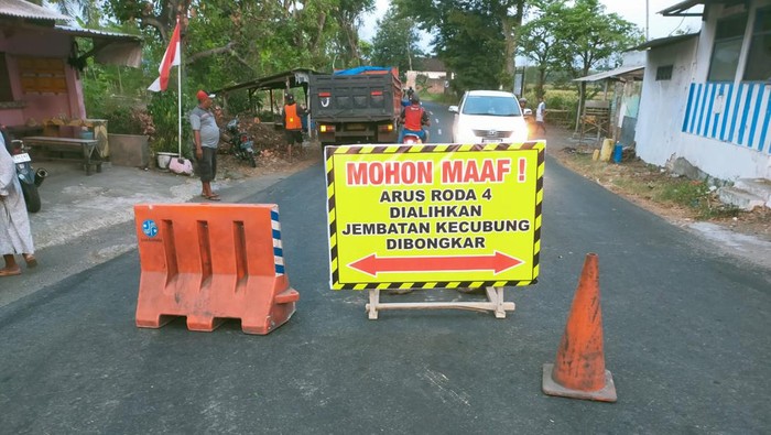 jalan ambles di nganjuk saat perbaikan jembatan kecubung