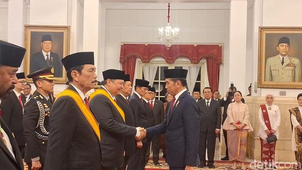 Jokowi Beri Tanda Kehormatan ke 64 Tokoh