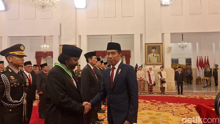 Jokowi Beri Tanda Kehormatan ke 64 Tokoh