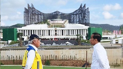 Jokowi dan Basuki Menatap Istana Presiden di IKN