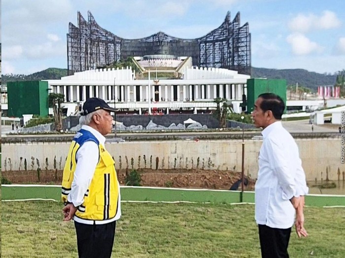 Jokowi dan Basuki Menatap Istana Presiden di IKN