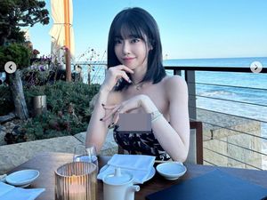 8 Foto Juice Seyeon, BJ Seksi Makan Bareng Bos HYBE, Siap Tuntut Haters