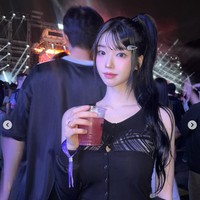 Pada Kamis (8/8/2024), beredar video Bang Si Hyuk berjalan kaki dengan dua wanita berpakaian seksi di Los Angeles, Amerika Serikat. Netizen langsung bisa mengenali wajah streamer konten dewasa Juice Seyeon. Foto: dok. Instagram @lovely_._v