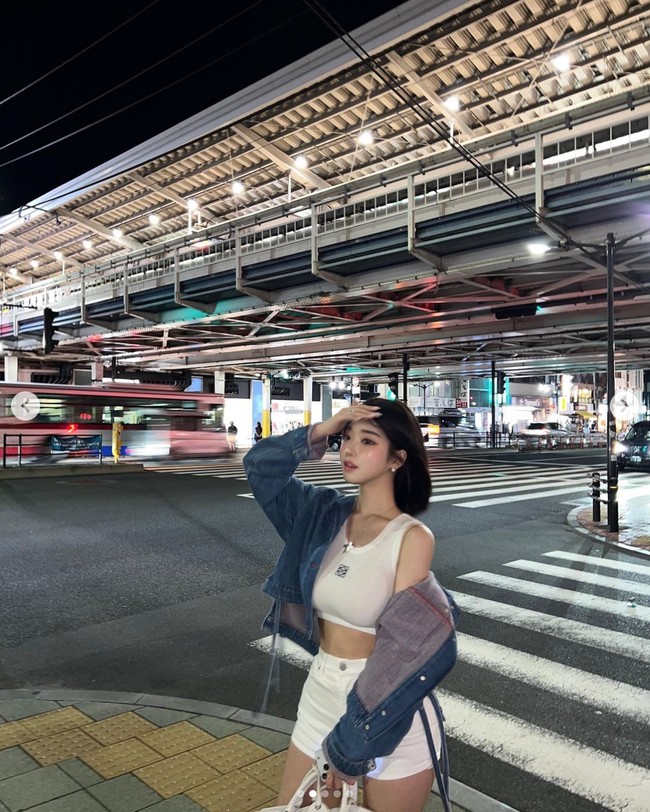 Bang Si Hyuk langsung mengambil tindakan untuk menghapus postingan viral yang memperlihatkannya bersama Juice Seyeon. Pria 51 tahun itu mengaku bertemu Juice Seyeon dan kakak perempuannya untuk menjadi pemandu tempat rekreasi dan restoran. Sekaligus memberikan saran agar Juice Seyeon terhindar dari penipu yang mengaku-ngaku bekerja di perusahaannya. Foto: dok. Instagram @lovely_._v