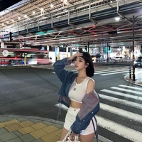 Bang Si Hyuk langsung mengambil tindakan untuk menghapus postingan viral yang memperlihatkannya bersama Juice Seyeon. Pria 51 tahun itu mengaku bertemu Juice Seyeon dan kakak perempuannya untuk menjadi pemandu tempat rekreasi dan restoran. Sekaligus memberikan saran agar Juice Seyeon terhindar dari penipu yang mengaku-ngaku bekerja di perusahaannya. Foto: dok. Instagram @lovely_._v